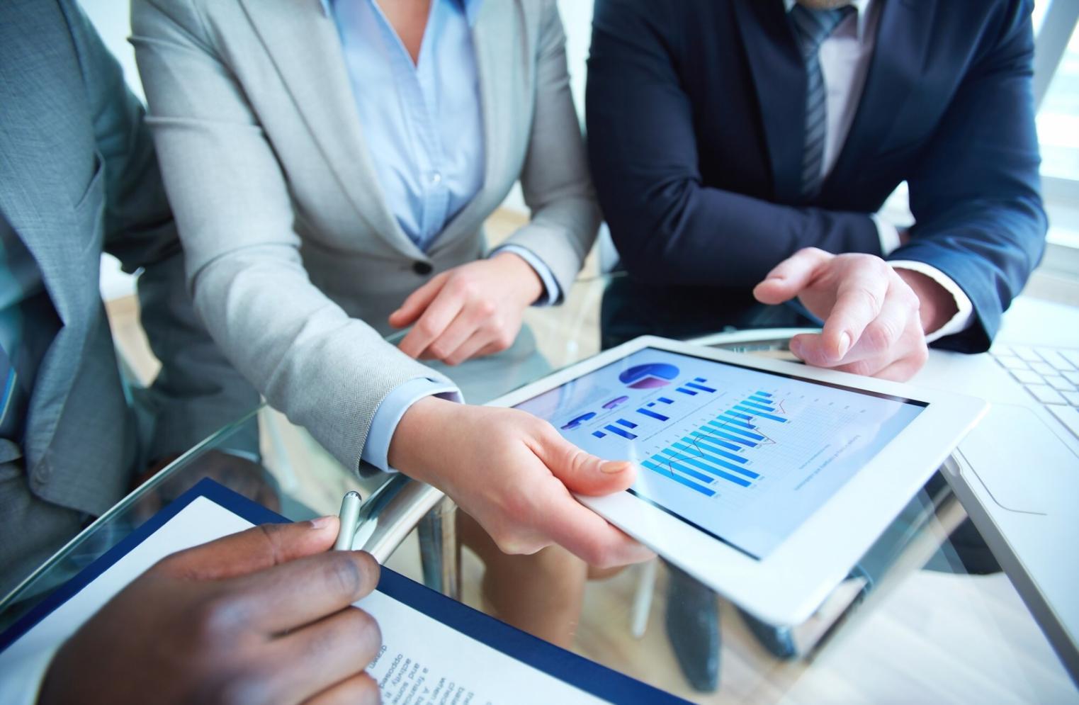 Espacio educativo moderno con tecnología de aprendizaje