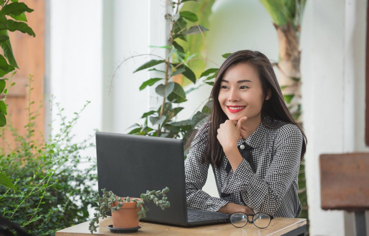 Estudiante analizando métricas de SEO local